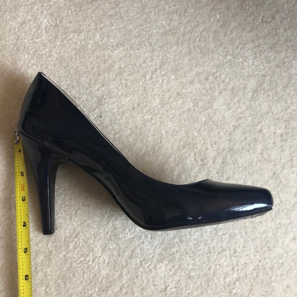 4” Navy heels - Adrienne Vittadini SZ: 9.5 - Picture 7 of 8